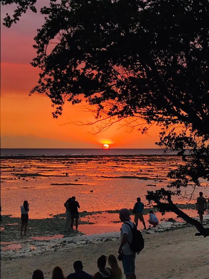 The Exile Sunset Bar & Bungalow Gili Trawangan Exterior foto